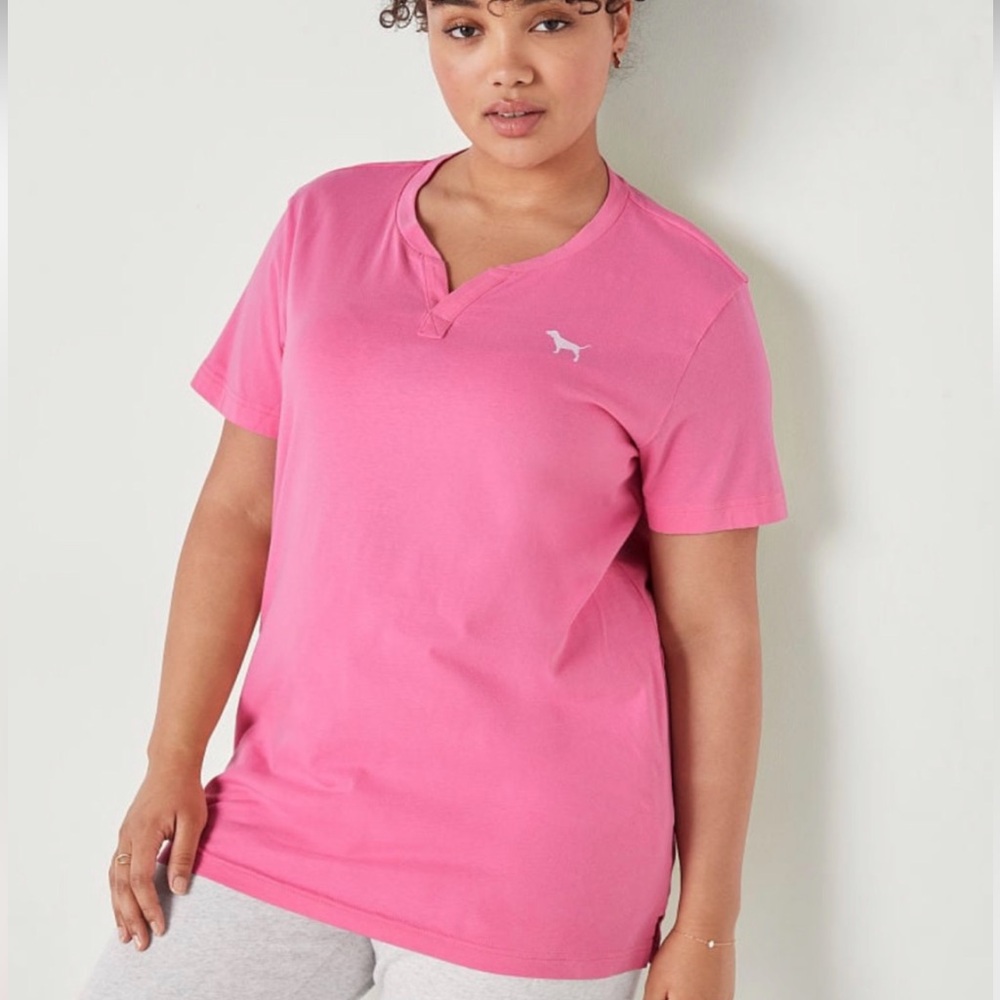 🩷VICTORIAS SECRET PINK CAMPUS SHORT SLEEVE TEE SIZE MEDIUM *NWT*🩷